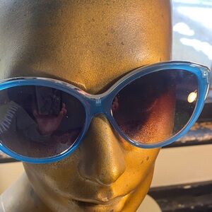 Chic Blue Cat-Eye Sunglasses